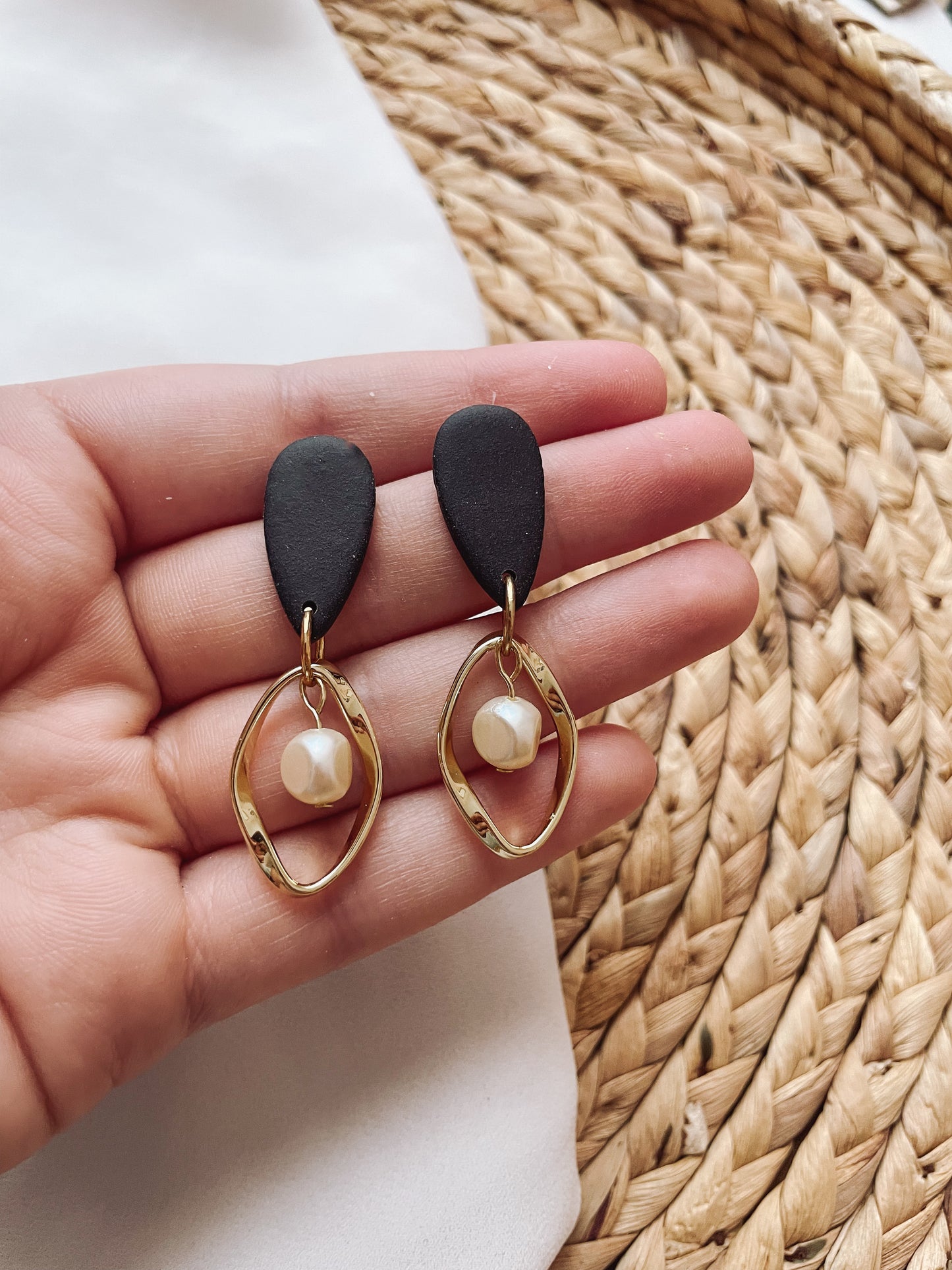 Neutral Elegant Drop Earrings with Gold and Pearl Accentsh
