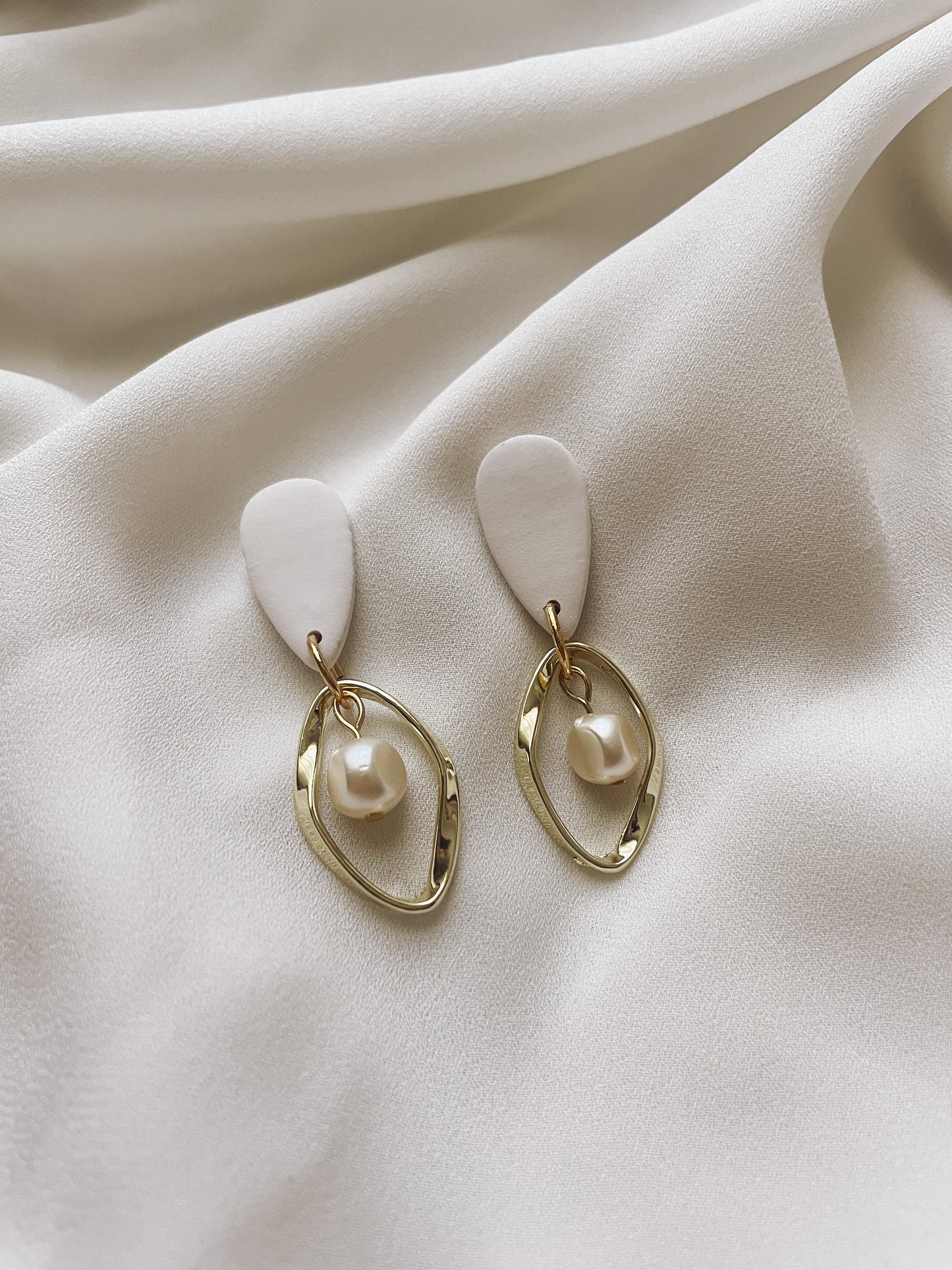 Neutral Elegant Drop Earrings with Gold and Pearl Accentsh